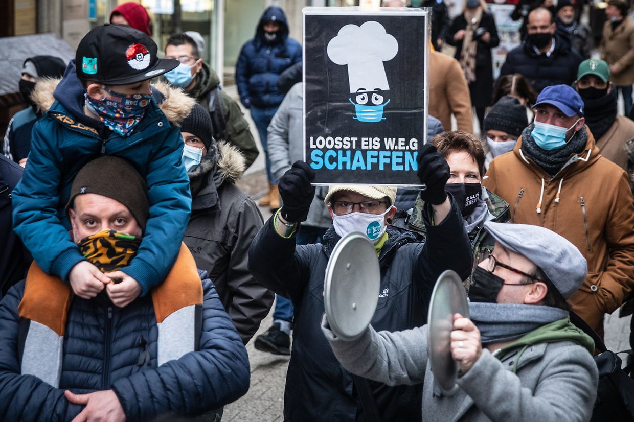Hunderte Menschen haben sich am Samstagnachmittag während eines Protestzuges in der Hauptstadt dafür ausgesprochen, dass Cafés und Restaurants wieder öffnen dürfen.