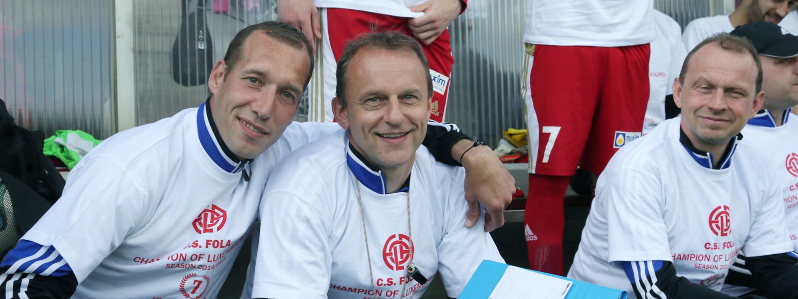 Jeff Strasser (l.), hier zusammen mit seinem damaligen Co-Trainer Cyril Serredszum, und Sportdirektor Pascal Welter (r.), wird 2015 zum zweiten Mal Meister mit Fola.