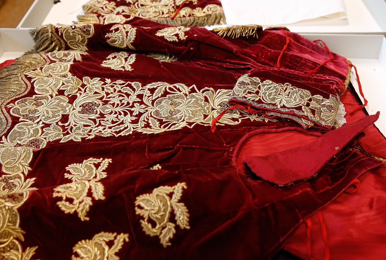 Dieses Kleid  stammt beispielsweise aus dem 18. Jh. und wurde von der damaligen französischen Königin Maria Leszczynska gespendet. 