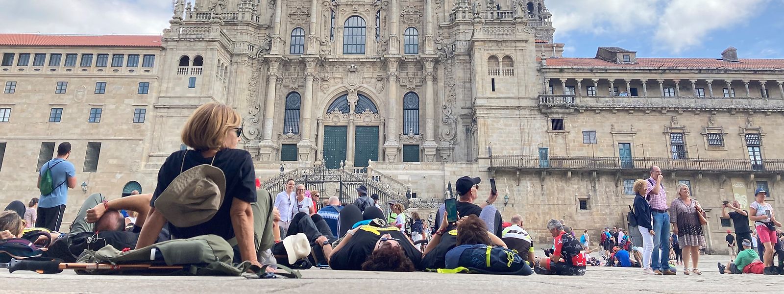 Pilger auf dem Obradoiro-Platz vor der Kathedrale von Santiago de Compostela. Am Ziel des Jakobsweges herrscht dieses Jahr großer Andrang – sogar noch im Herbst.