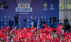 26.05.2023, Türkei, Istanbul: Recep Tayyip Erdogan (M), amtierender Präsident der Türkei und Präsidentschaftskandidat der Volksallianz, winkt seinen Anhängern während einer Wahlkampfveranstaltung zu. Das Rennen um das Präsidentenamt der Türkei zwischen Amtsinhaber Erdogan und seinem Herausforderer Kilicdaroglu geht am 28. Mai 2023 in eine Stichwahl. Foto: Tolga Ildun/ZUMA Press Wire/dpa +++ dpa-Bildfunk +++