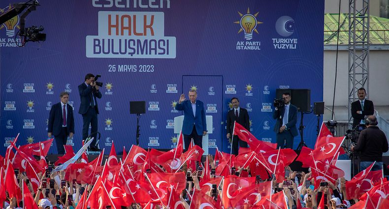 26.05.2023, Türkei, Istanbul: Recep Tayyip Erdogan (M), amtierender Präsident der Türkei und Präsidentschaftskandidat der Volksallianz, winkt seinen Anhängern während einer Wahlkampfveranstaltung zu. Das Rennen um das Präsidentenamt der Türkei zwischen Amtsinhaber Erdogan und seinem Herausforderer Kilicdaroglu geht am 28. Mai 2023 in eine Stichwahl. Foto: Tolga Ildun/ZUMA Press Wire/dpa +++ dpa-Bildfunk +++