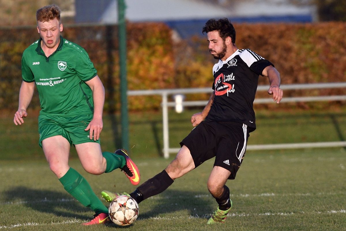 Dan Reding (Heiderscheid-Eschdorf, en vert) tente de chiper le ballon à Luis da Silva (Gilsdorf)