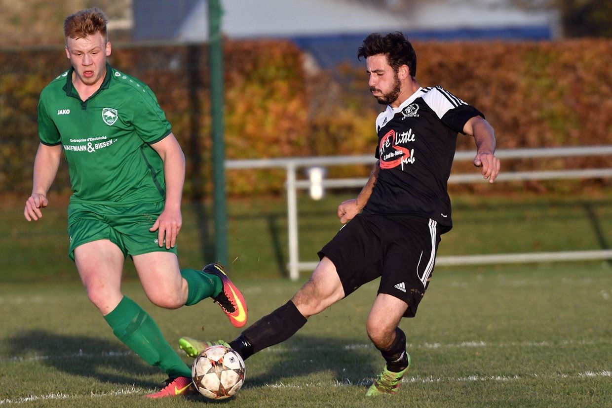 Dan Reding (Heiderscheid-Eschdorf, en vert) tente de chiper le ballon à Luis da Silva (Gilsdorf)