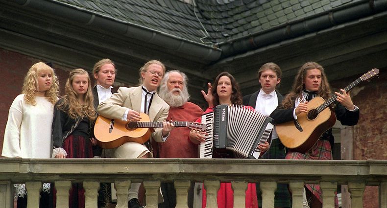 ARCHIV - 05.10.1998, Nordrhein-Westfalen, Erftstadt-Gymnich: Maite (l-r), Barby, Joey, Angelo, Vater Dan, Kathy, John und Paddy Kelly. Die Kelly Family gibt ein Ständchen für die Fotografen auf dem Balkon von Schloß Gymnich (Erftkreis). Die Musikerin Barby Kelly ist tot. Das Mitglied der Kelly Family starb im Alter von 45 Jahren. Foto: Ferdinand Ostrop/dpa +++ dpa-Bildfunk +++