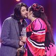 Netta recebeu o prémio pelas mãos de Salvador Sobral 