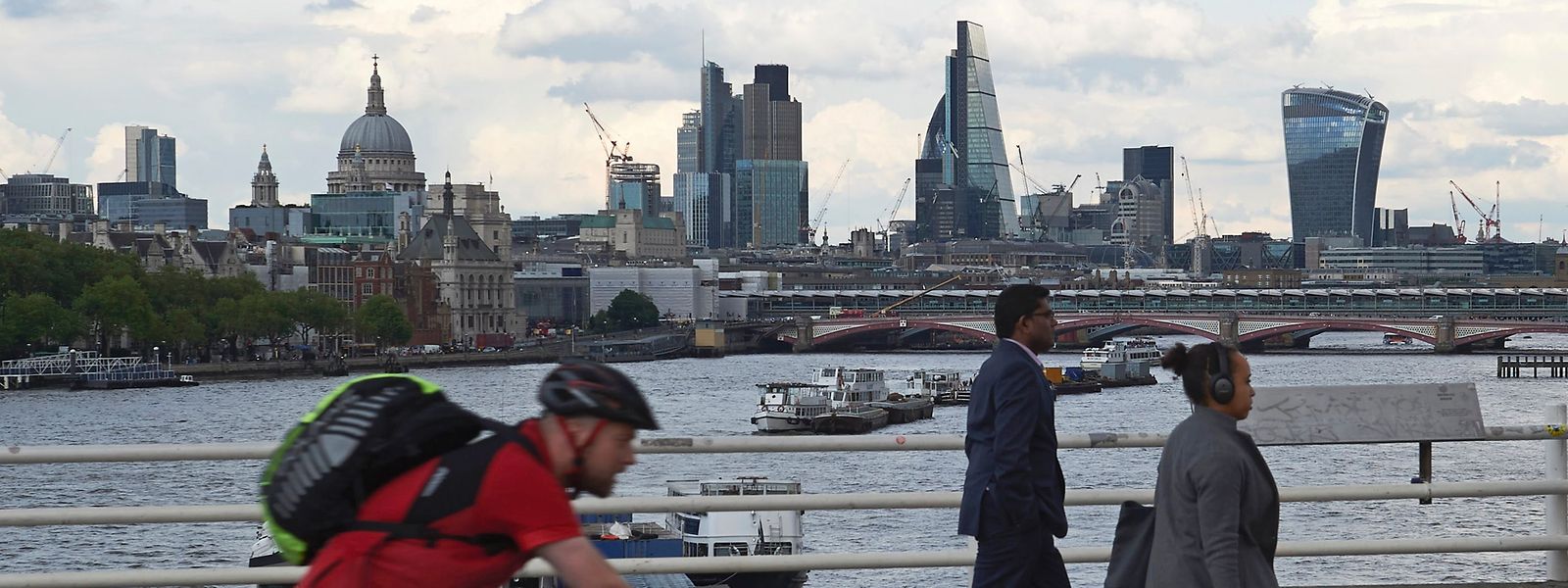 Blick von der Waterloo-Bridge auf die Skyline des Londoner Finanzdistrikts.