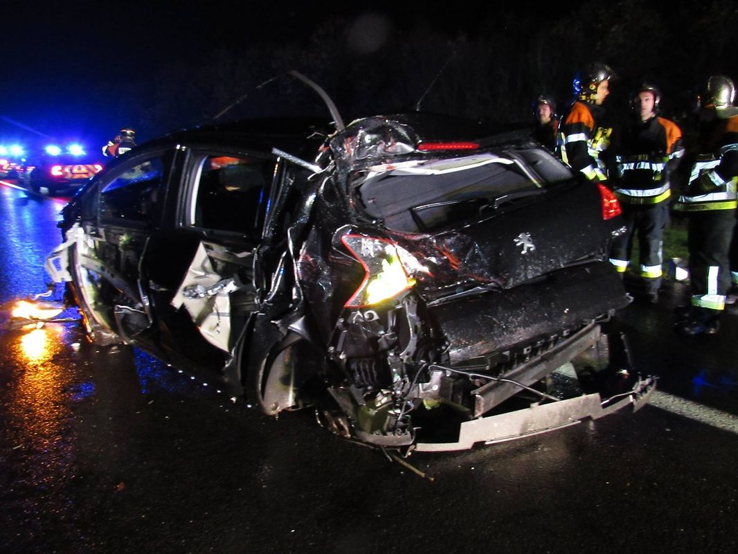 Am Auto entstand Totalschaden. Der Fahrer wurde verletzt.