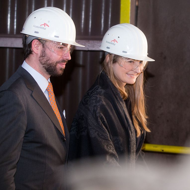 Die nötige Schutzkleidung beim Besuch von Stahlwerken, hier kürzlich bei ArcelorMittal in Differdingen, passt vielleicht nicht immer zur royalen Garderobe - aber das Volk schaut bestimmt trotzdem gerne hin.