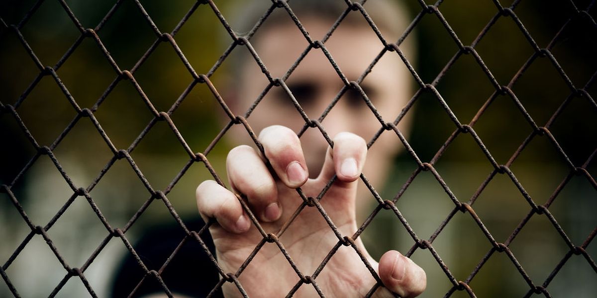 Die Gefängnisseelsorger betrachten die Gefangenen nicht unter dem Aspekt der Schuld. Sie zu verurteilen ist Aufgabe der Richter. In ihrer täglichen Arbeit begegnen die Kirchenvertreter gebrochenen Menschen, die ihre eigene Tat oft nicht begreifen.