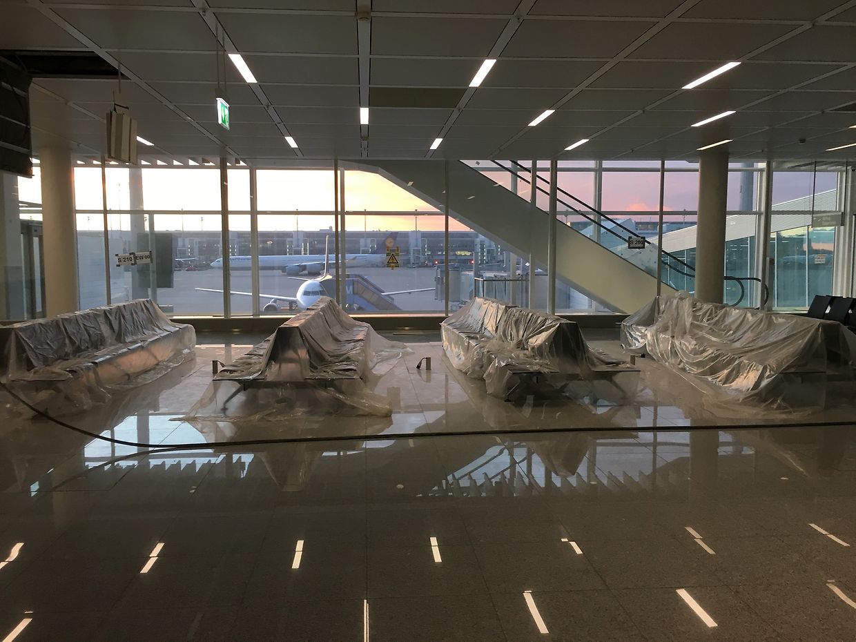 Die Erweiterung des Terminal 2 am Flughafen München, der sogenannte "Satellit", sieht von außen betrachtet schon fertig aus. Innen bleibt einiges zu tun. Im April ist die Eröffnung geplant.