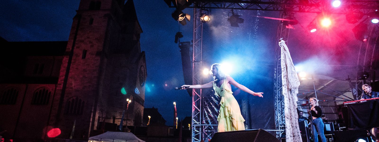 Die britische Sängerin Joss Stone vor der Basilika: 2020 soll das Festival nur noch drei Tage dauern.