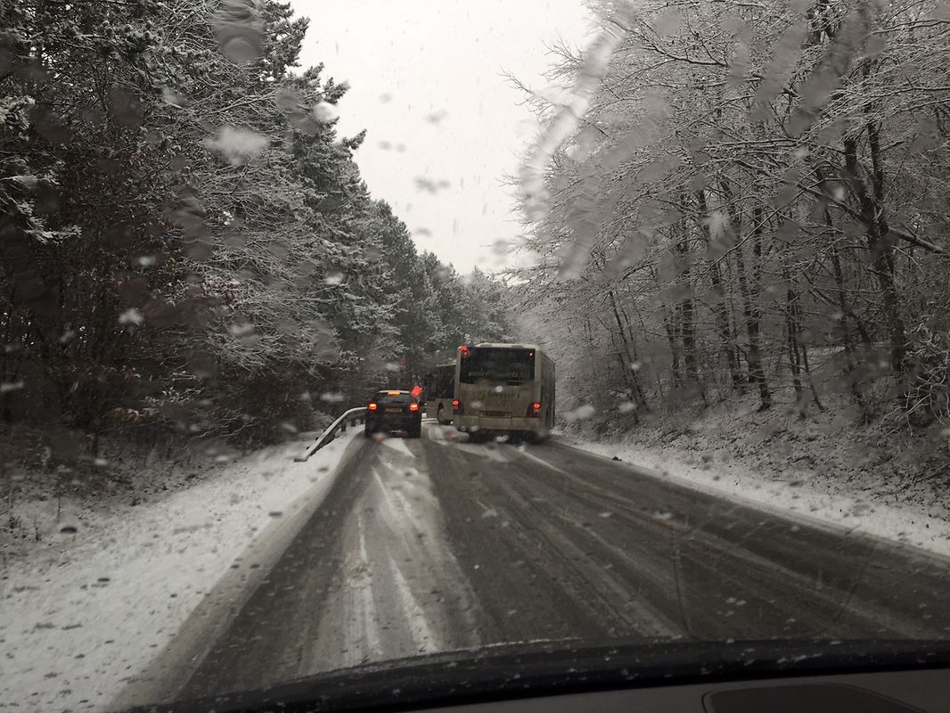 Zwischen Steinbrücken und Leudelingen ist ein Gelenkbus teils von der Fahrbahn abgekommen. Die Strecke musste zeitweise gesperrt werden, ist inzwischen aber wieder befahrbar.