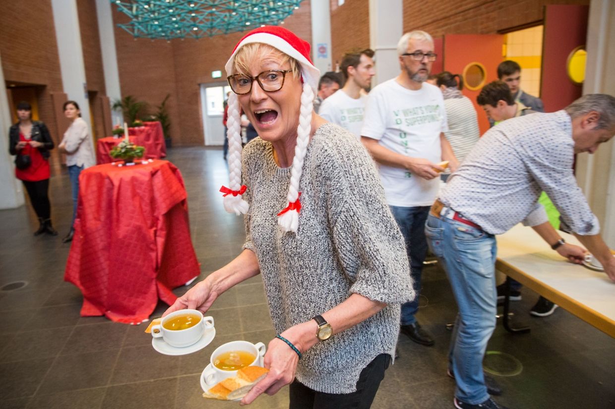 Julie, la «mère Noël» a aidé à servir les repas.