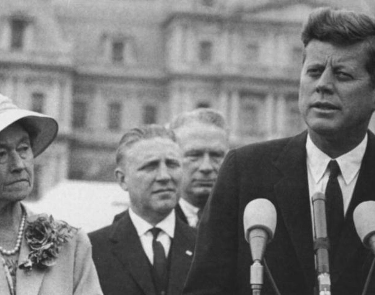 Großherzogin Charlotte wird 1963 von Präsident Kennedy im Weißen Haus empfangen. Im Hintergrund Staatsminister Pierre Werner und der stellvertretende US-Aussenminister George Ball. 