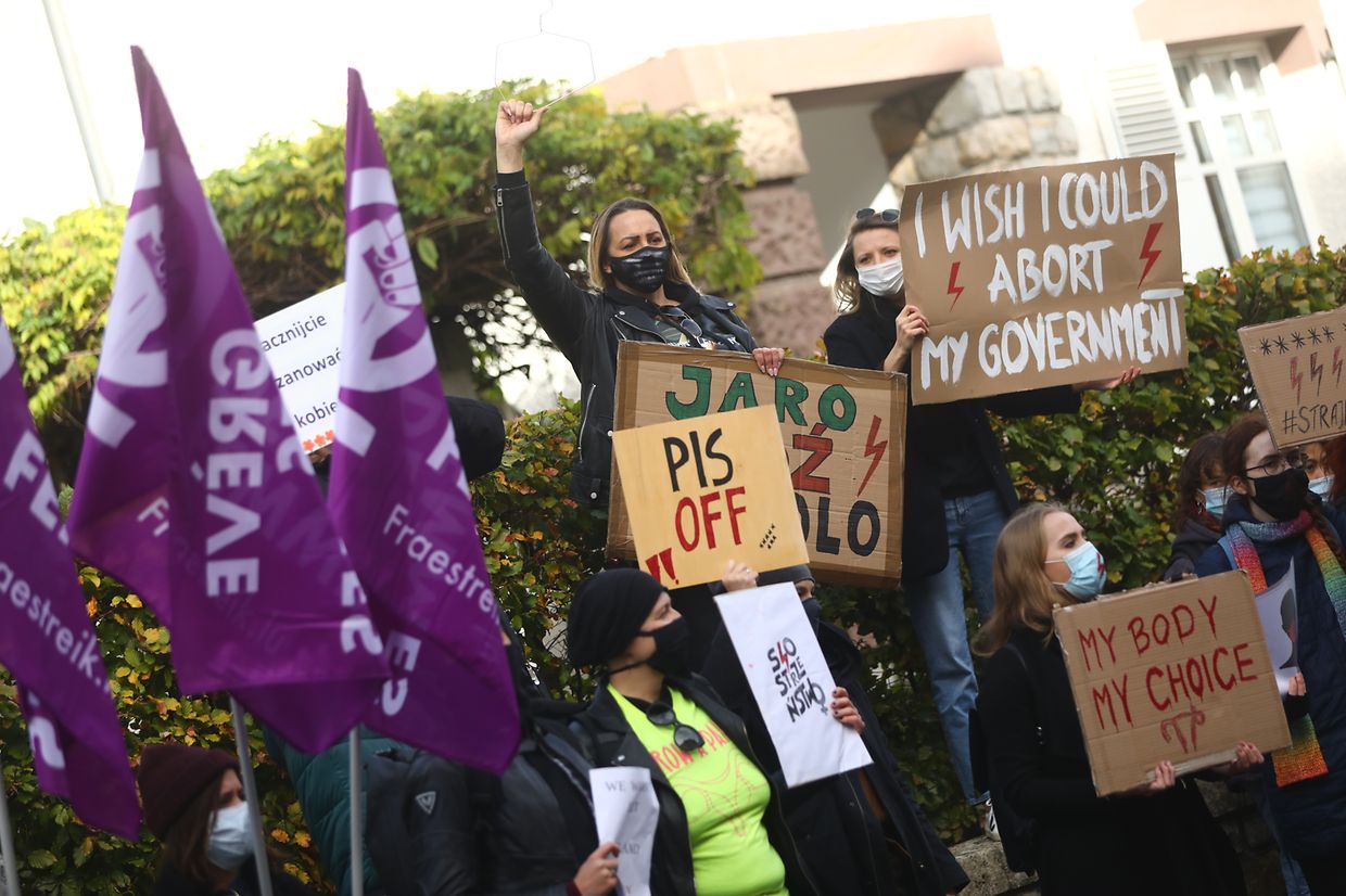 Über 200 Demonstrantinnen und Demonstranten hatten sich am Mittwoch vor der polnischen Botschaft in Luxemburg versammelt.
