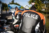 Polizeikontrolle mit Fokus auf Handy am Steuer - Photo : Pierre Matgé