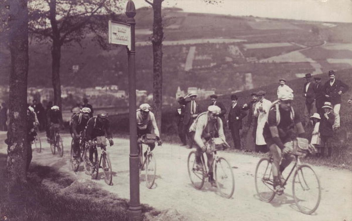 François Faber (r.) führt das Feld auf der Etappe Liège - Luxembourg der "Tour de Belgique" im Jahr 1913. Hier der Anstieg von Diekirch nach Larochette.