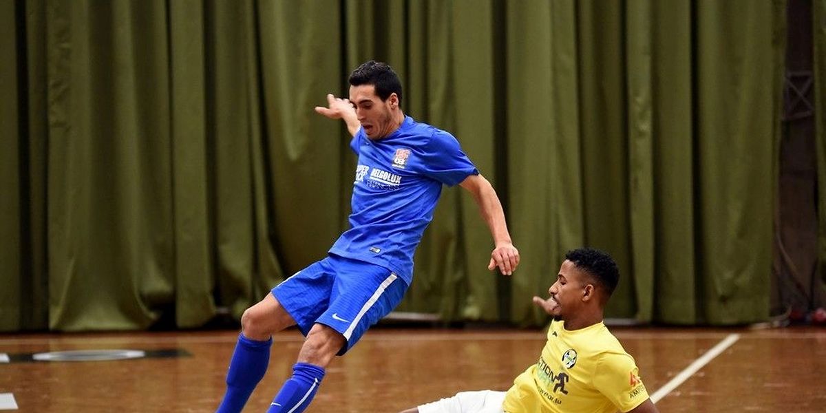 Gabriel Fernandes taclé par Evandro Marques Goncalves, le joueur du Samba Seven a été exclu pour cette faute.