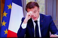 22.03.2023, Frankreich, Paris: Der franz�sische Pr�sident Emmanuel Macron ist auf dem Bildschirm zu sehen, als er w�hrend eines Fernsehinterviews aus dem Elysee-Palast in Paris spricht. - Der franz�sische Pr�sident wird sich am 22. M�rz 2023 zum ersten Mal �ffentlich zu der Krise �u�ern, die durch die von seiner Regierung erzwungene Rentenreform ausgel�st wurde, die gewaltt�tige Proteste und Fragen �ber seine F�higkeit, weitere Ver�nderungen herbeizuf�hren, ausgel�st hat. Foto: Ludovic Marin/AFP/dpa +++ dpa-Bildfunk +++