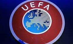 ARCHIV - 03.03.2020, Niederlande, Amsterdam: Ein Logo der UEFA hängt beim Kongress des UEFA-Dachverbandes im "Beurs van Berlage". (zu dpa: «UEFA bespricht weiteren Saison-Fahrplan am Mittwoch ») Foto: Jamie Gardner/PA Wire/dpa - ACHTUNG: Nur zur redaktionellen Verwendung. +++ dpa-Bildfunk +++