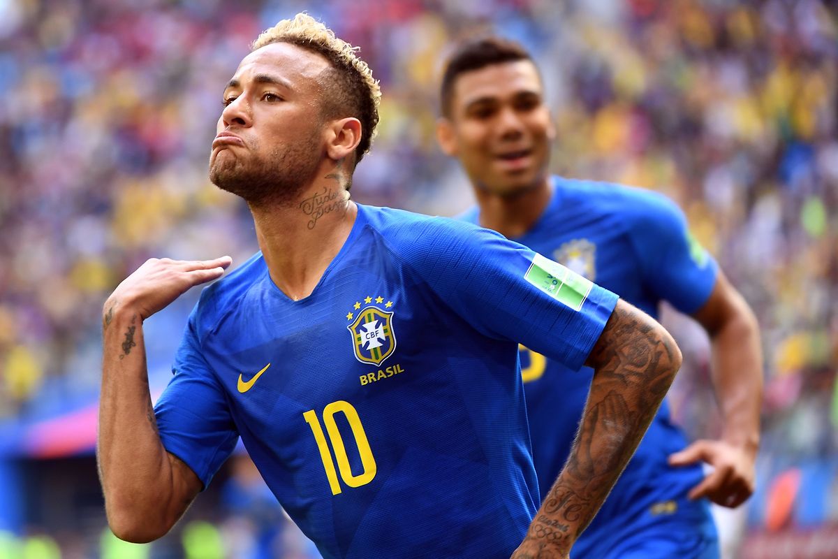 Brasiliens Neymar jubelt nach seinem Tor gegen Costa Rica. Öfter fiel er durch seine Schwalben auf.