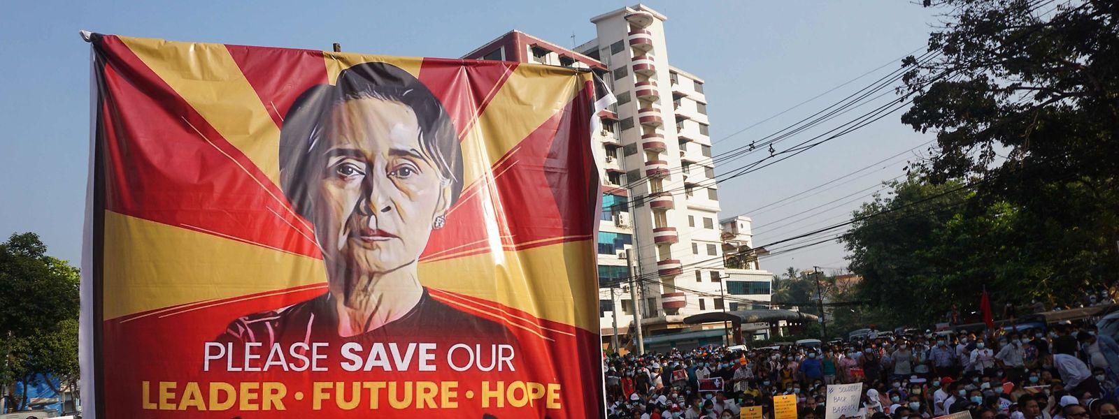 Bei einer Demo im Februar 2021 zeigen Protestierende ihre Solidarität mit Aung San Suu Kyi.