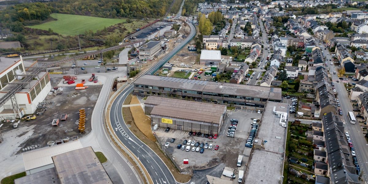 Links auf diesr Luftaufnahme schlängelt sich die "Rocade de Differdange". Rechts ist die Rue Emile Mark zu sehen, in der der Verkehr sich nun verringern dürfte. 
