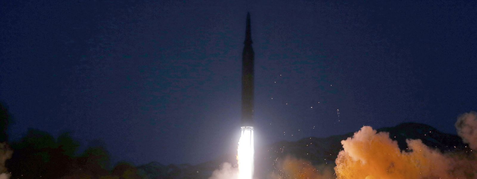 Eine Rakete startet von einer mobilen Abschussrampe. Nordkoreas Nationale Verteidigungsakademie teile mit, es habe sich dabei um den Testabschuss einer Hyperschallrakete gehandelt.
