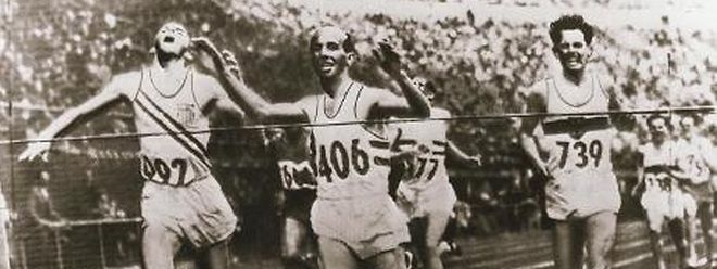 Josy Barthel (406) triomphe devant l'Américain Robert McMillen et l'Allemand Werner Lueg (739) sur le 1.500m en 1952 à Helsinki.