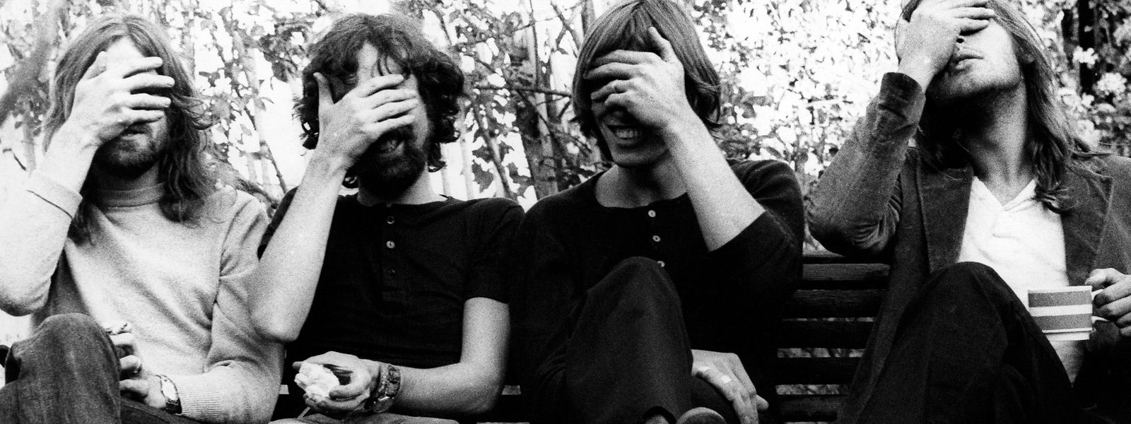 So scheu? Naja, Pink Floyd sind längst zu Größen des Business aufgestiegen - auch wenn sie nach persönlichen Fehden so nicht mehr zusammenkämen.