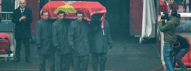 A urna de Eusébio passou pelo Estádio da Luz, antes de seguir em direcção ao cemitério do Lumiar, onde o corpo foi a enterrar