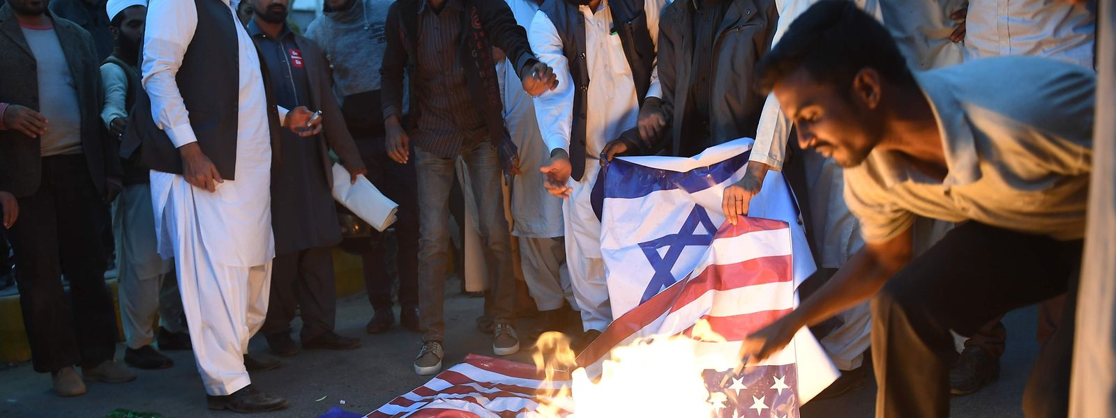 Radikale Islamisten, hier in Karachi, verbrennen die israelische und die US-Flagge. Doch bei Symbolismus wird es nicht bleiben. 