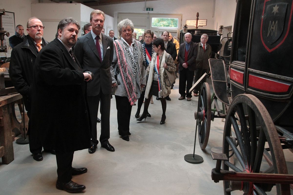 Großherzog Henri besucht das Kutschenmuseum in Peppingen.