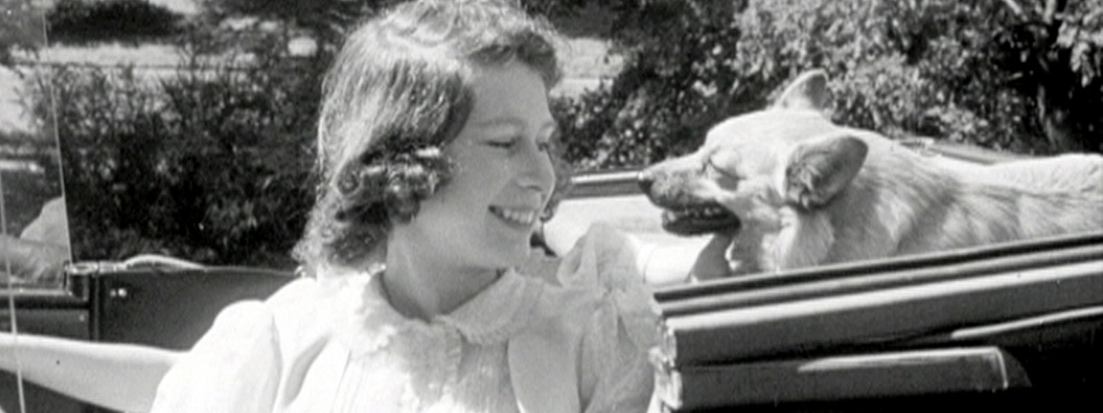 Eine Liebe, die niemals vergeht: Die junge Prinzessin Elizabeth im Jahr 1941 mit ihrem ersten Corgi auf Schloss Windsor.
