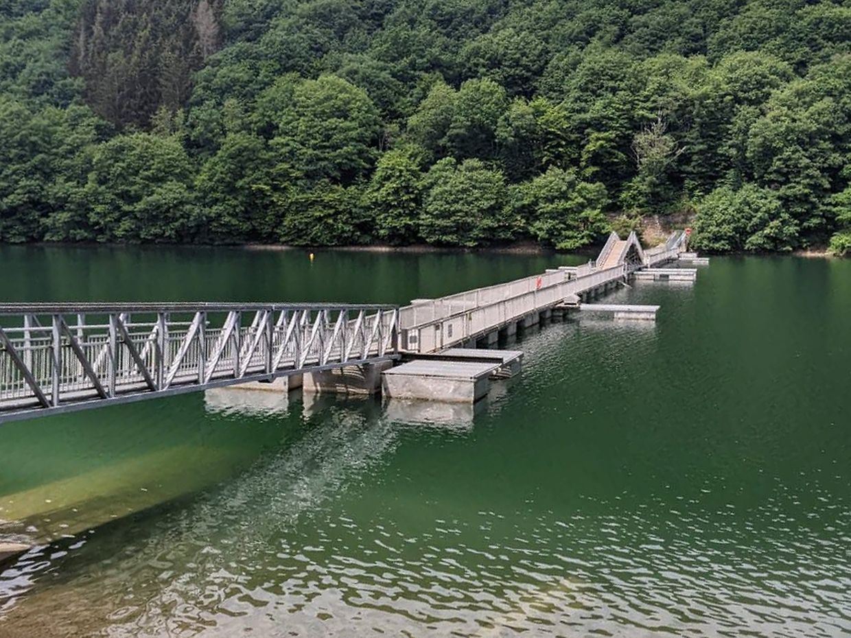 Die Brücke zwischen Lultzhausen und Liefringen musste nach schweren Beschädigungen am Geländer aus Sicherheitsgründen gesperrt werden.