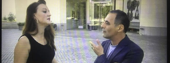 Sophie Schram et Enrico Lunghi discutent après la scène de l'agression devant le Mudam.