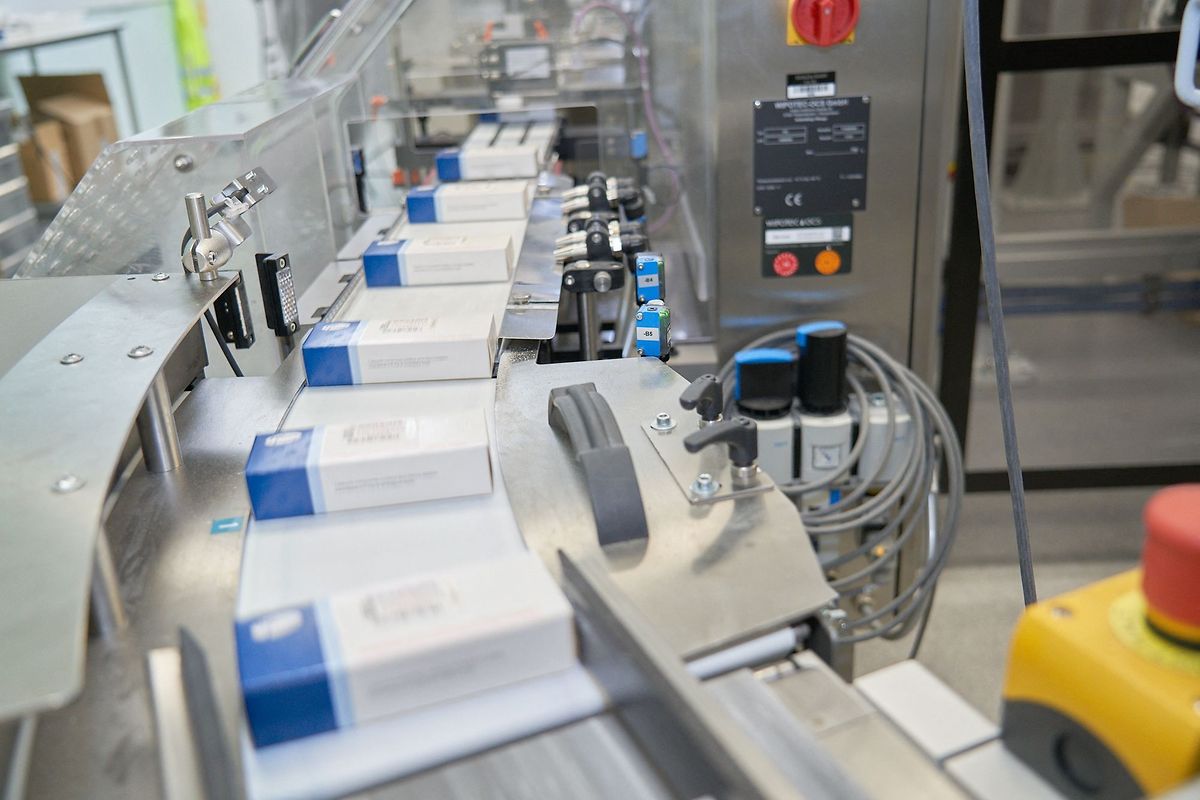 O comprimido anticovid-19 da Pfizer numa linha de fabrico em Freiburg, na Alemanha. 