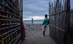 Habitantes locais no porto de Paquitequete onde se aguarda a chegada de deslocados oriundos das vilas de Palma e Afungi. Estas duas localidades foram alvo de ataques de grupos terroristas armados na última semana. 