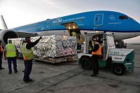 Photo coulée publiée par le service de presse du ministère argentin de la Santé de travailleurs déchargeant une cargaison de 864000 doses du vaccin Covishield contre COVID-19 du laboratoire AstraZeneca depuis un avion de KLM d'Amsterdam, dans le cadre d'un accord avec le COVID-19 Vaccins Global Access (COVAX), à l'aéroport d'Ezeiza, province de Buenos Aires, Argentine, le 18 avril 2021 (Photo de Graciela PACE / Ministère argentin de la Santé / AFP) / RESTRICTED TO EDITORIAL USE - CRÉDIT OBLIGATOIRE PHOTO AFP / MINISTÈRE DE LA SANTÉ OF ARGENTINA / GRACIELA PACE - PAS DE COMMERCIALISATION PAS DE CAMPAGNES PUBLICITAIRES - DISTRIBUÉ EN SERVICE À LA CLIENTÈLE