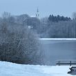 Schon heute, am Freitag, sieht es im Norden Luxemburgs winterlich aus. Der See von Weiswampach hat sich teilweise unter einer Eisdecke versteckt.