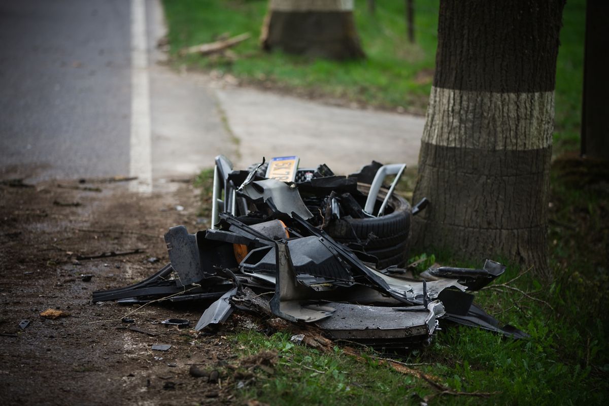 Eine Person wurde in ihrem Wagen eingeklemmt.