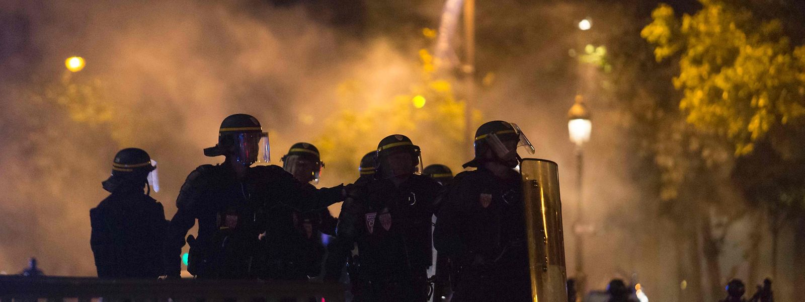 Die Polizei musste in der Nacht nach dem Spiel Frankreich-Deutschland Randalierer mit Tränengas vertreiben