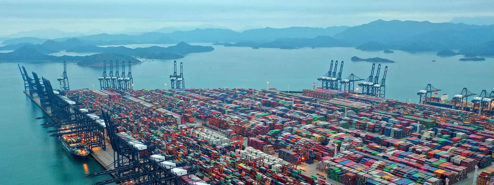In China stauten sich 2021 Schiffe und Container. Mit dem Aufkommen der Omikron-Variante dürfte sich das Bild 2022 wiederholen.  
