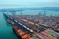 Am drittgrößten Frachthafen der Welt stauen sich gerade Schiffe und Container. 