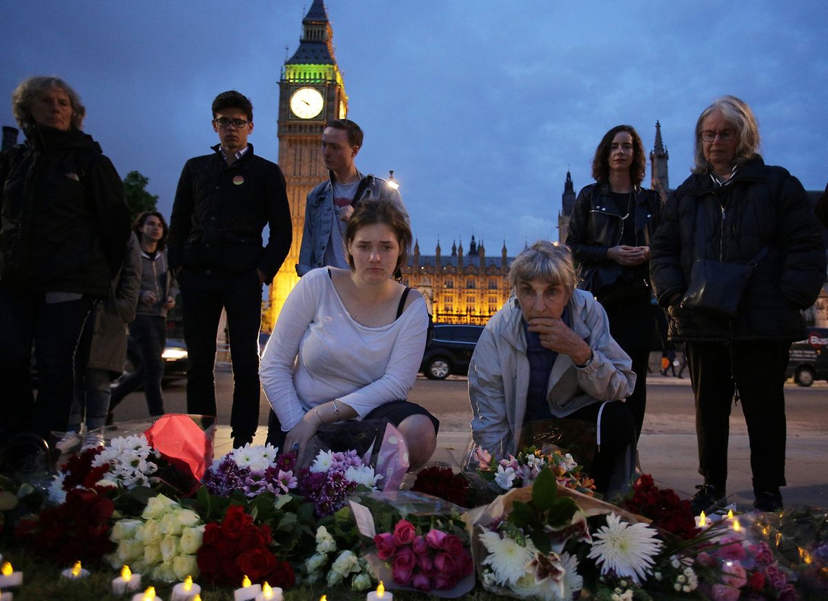 Auf dem Londoner Parliament Square gedenken fassungslose Menschen der Politikerin.
 