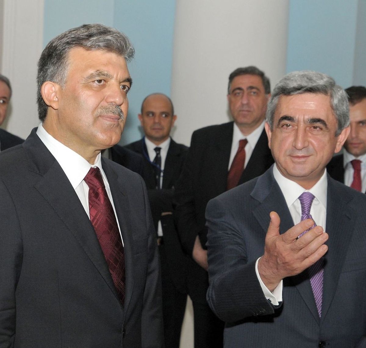 Nur Erdogans Vorgänger und ehemaliger Weggefährte Abdullah Gul (links) könnte dem amtierenden Präsidenten noch gefährlich werden. In diesem Foto wird Gül im September 2008 vom armenischen Präsidenten Serzh Sarkisian empfangen.