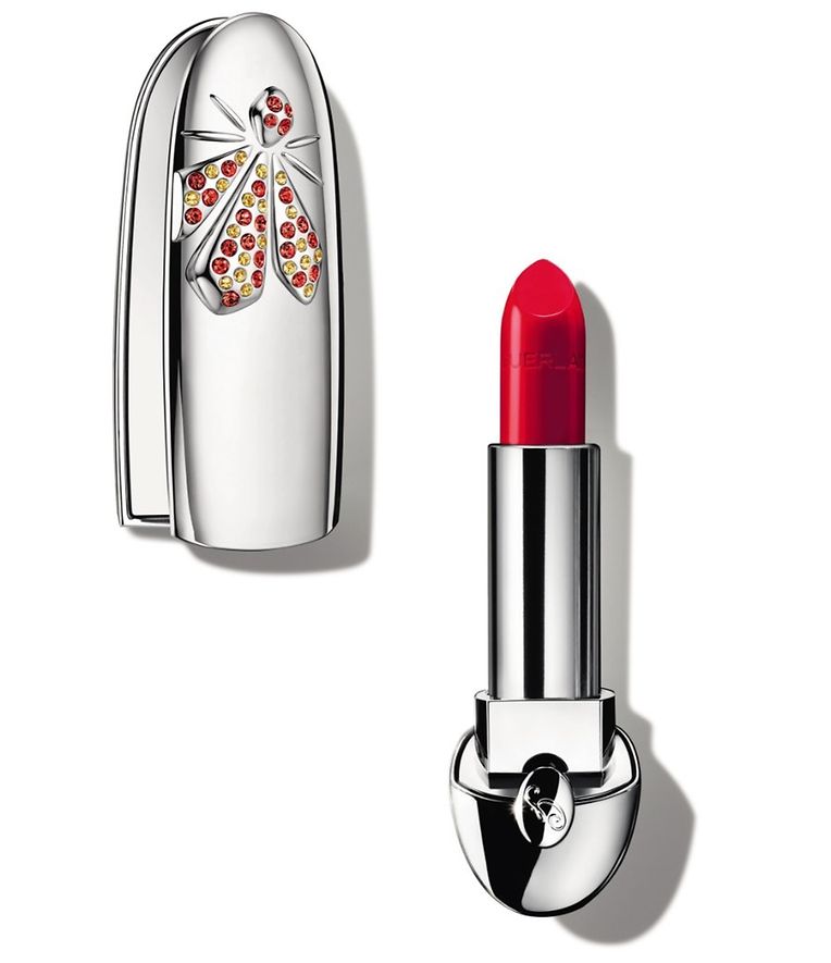 Die mit Strasssteinen besetzte „Lucky Bee”-Prestige-Edition des „Rouge G” von Guerlain ist nur in ausgewählten Boutiquen erhältlich. Die Hülle ist wiederverwendbar. Preis: um 250 Euro.
