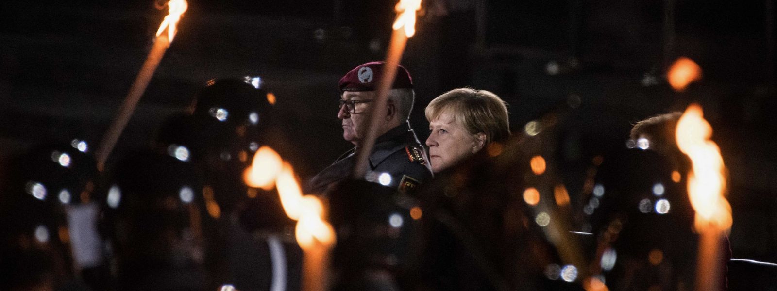 Angela Merkel beim "Großen Zapfenstreich", dem Abschiedsritual der Streitkräfte. 