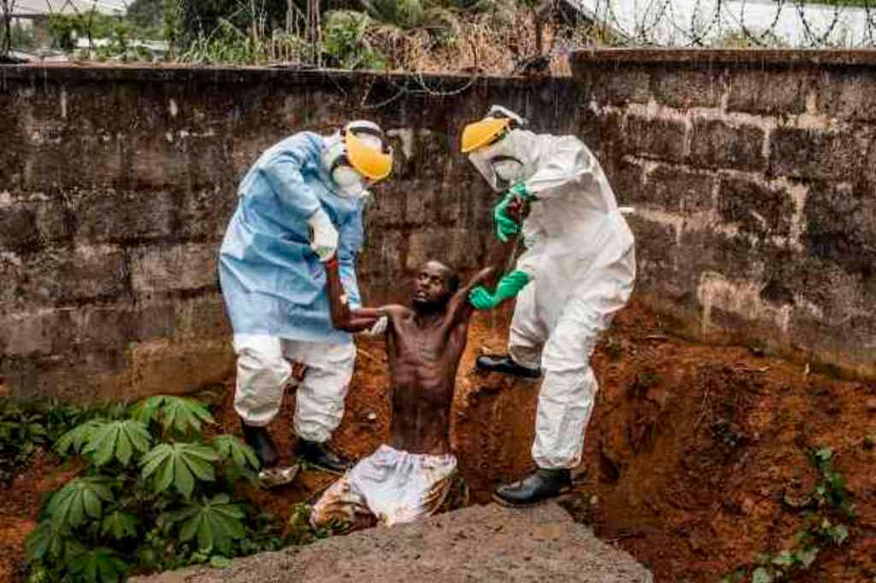 First Prize in the General News Category, Stories
Les clichés du photographe nord-américain Pete Muller (National Geographic/The Washington Post) montrent le drame du virus Ebola. Ici à Freetown, un patient délirant et en fuite est ramené de force en quarantaine par les aides médicaux.